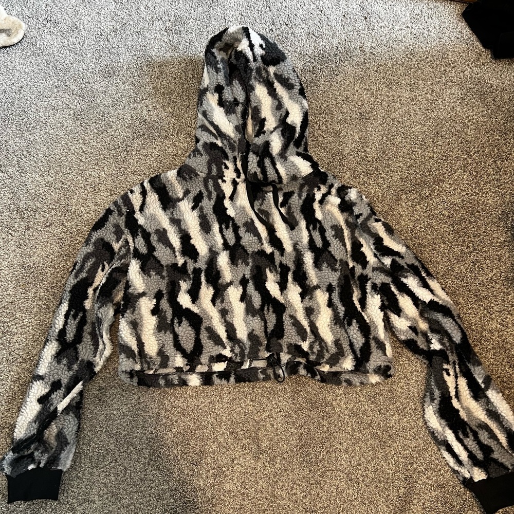 Cropped camouflage hoodie